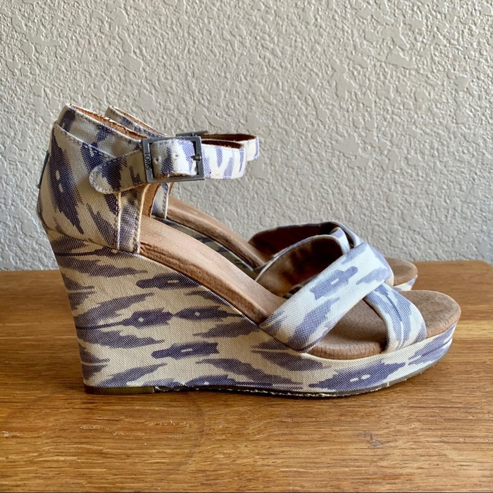 TOMS Ikat Blue & White Wedge Sandal, Sz 9, EUC